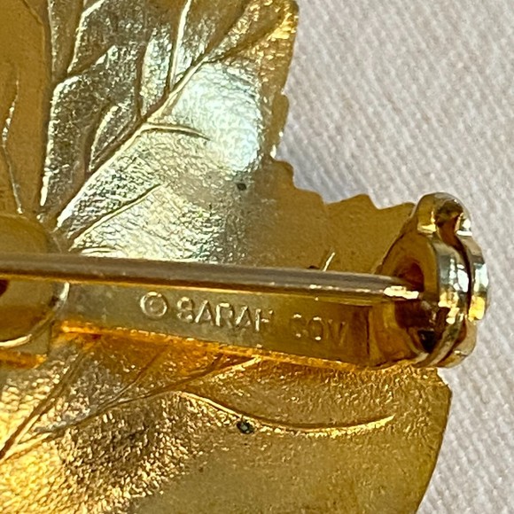 Sarah Coventry Gold Tone Leaf Brooch Central Faux Pearl - Picture 6 of 7